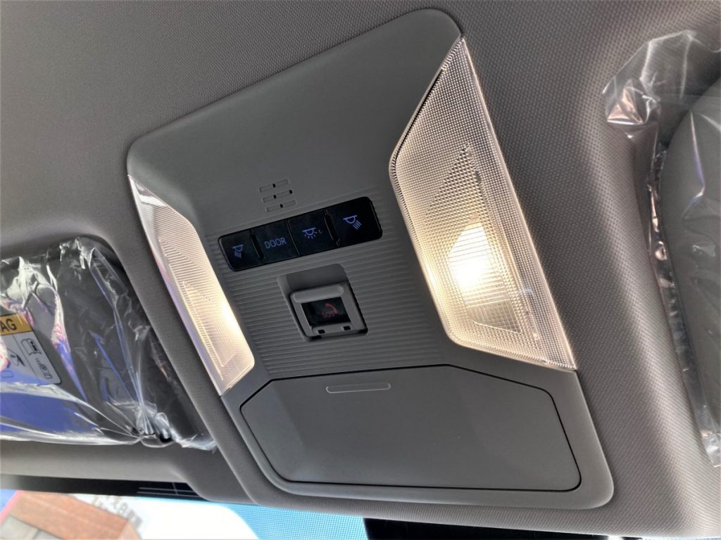 RAV4アドベンチャー LED化された室内灯 点灯したルームランプ
