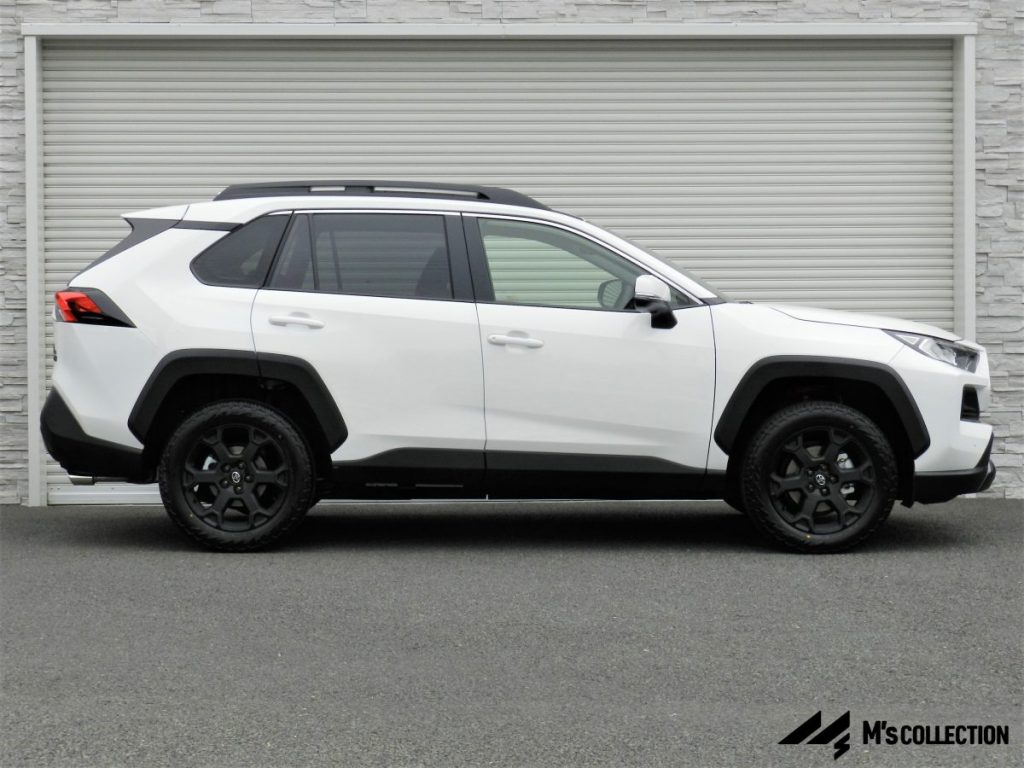 RAV4アドベンチャー スーパーホワイトII 真横からの側面全体ビュー