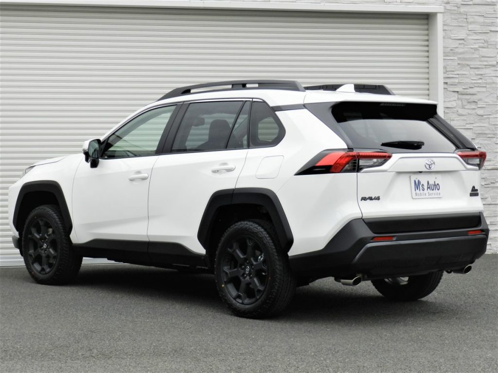 RAV4アドベンチャー スーパーホワイトII 斜め後ろからのリア外観