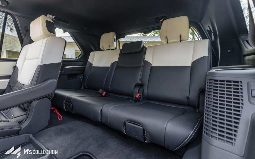 新型TOYOTA SEQUOIA Capstone ブラック&ホワイト内装 3列目シートの様子