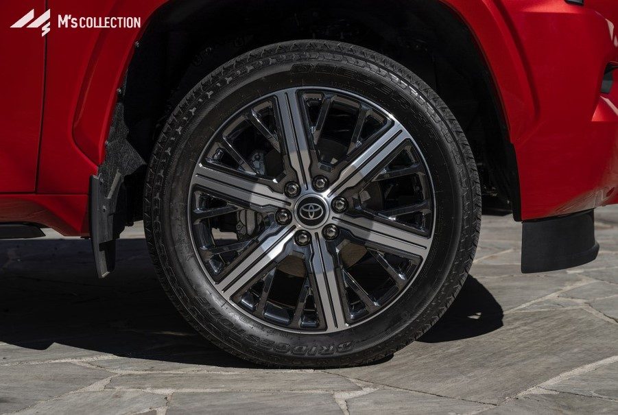 新型TOYOTA SEQUOIA Capstone 22インチ専用ホイールのクローズアップ