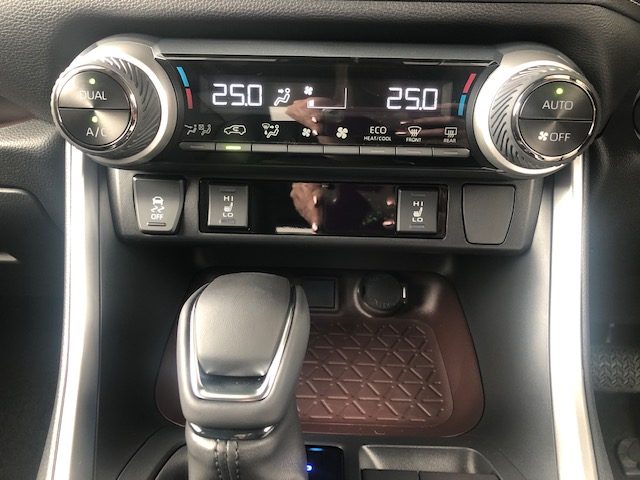 RAV4ハイブリッド シートベンチレーションスイッチとセンターコンソール