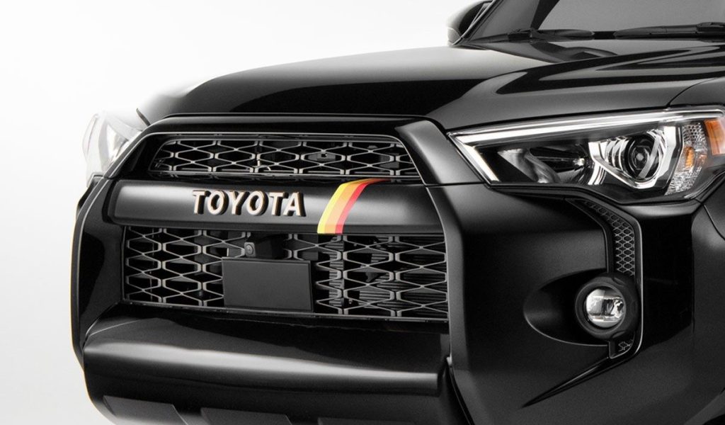 4RUNNER専用ヘリテージグリル、ボディ同色でTOYOTAエンブレムはブロンズカラー