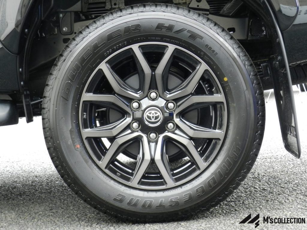 ハイラックス GR専用18インチアルミホイールと265/60R18タイヤのクローズアップ