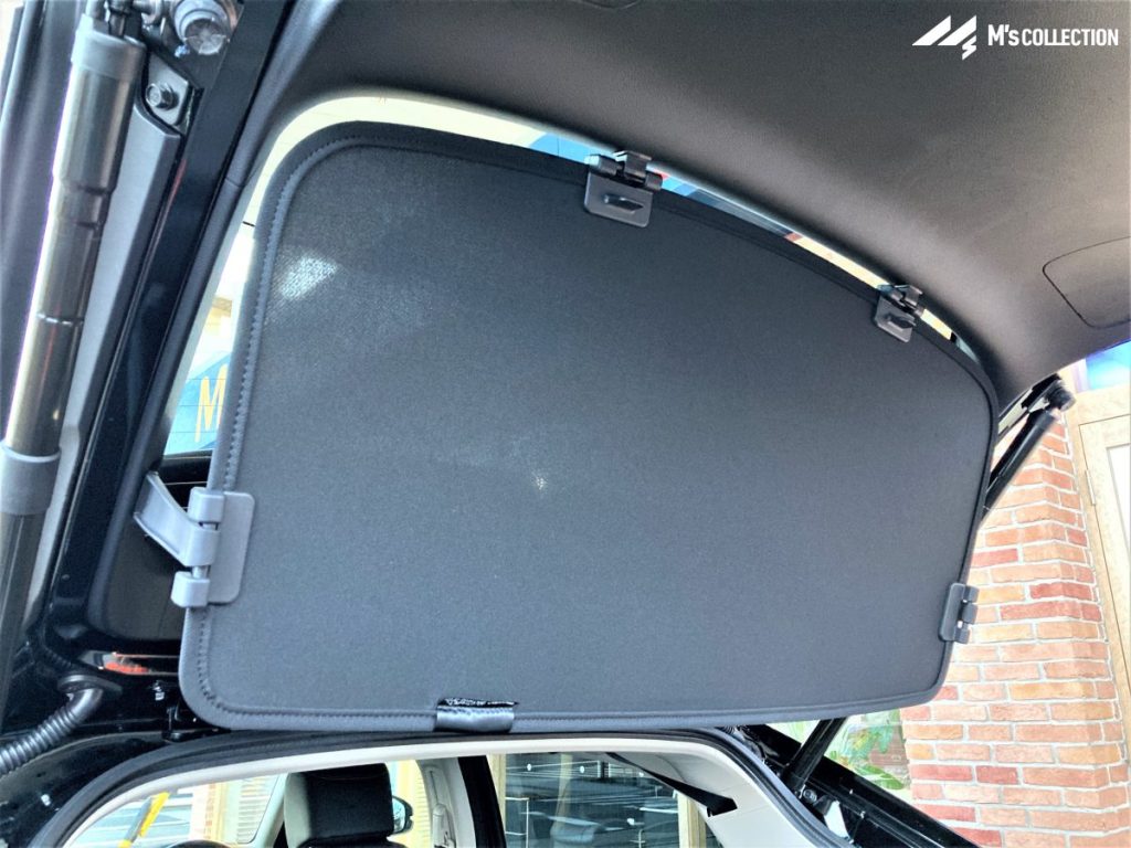 ホンダ ヴェゼルハイブリッド 荷室プライバシーを守るトノカバーのクローズアップ