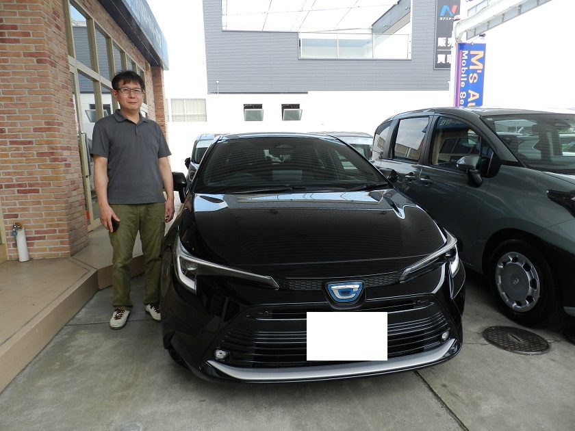 カローラツーリング WxB ハイブリッド ブラック ご納車立ち会いの様子