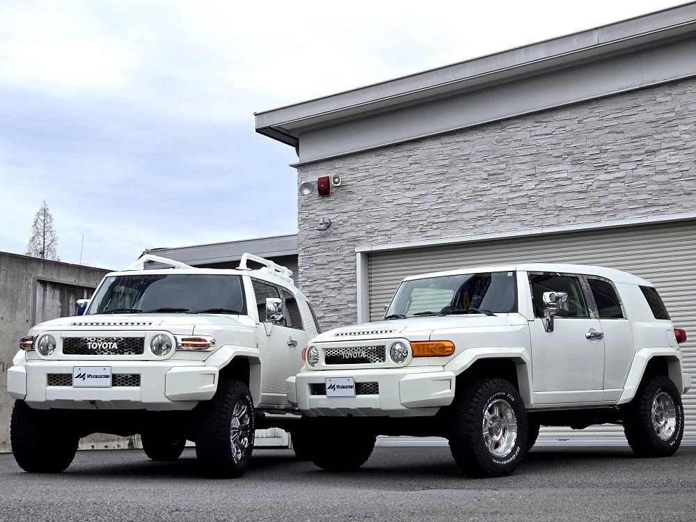USトヨタ FJクルーザー2台 ホワイトカスタム車 並び外観