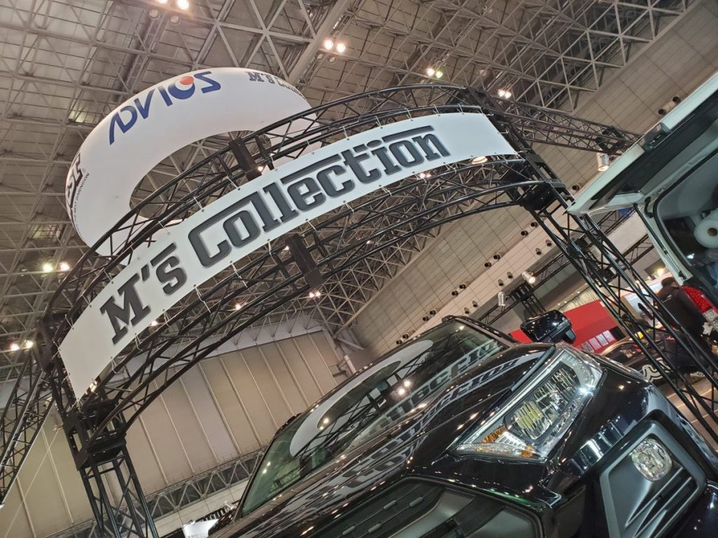 自動車ショーのM'sコレクションブースの看板と展示車両を撮影した写真