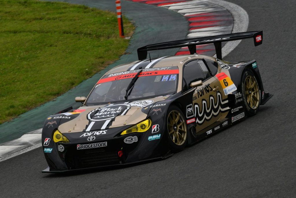 サーキットのコーナーを走行するM'sコレクション協賛のスーパーGT参戦車両を上から撮影した写真