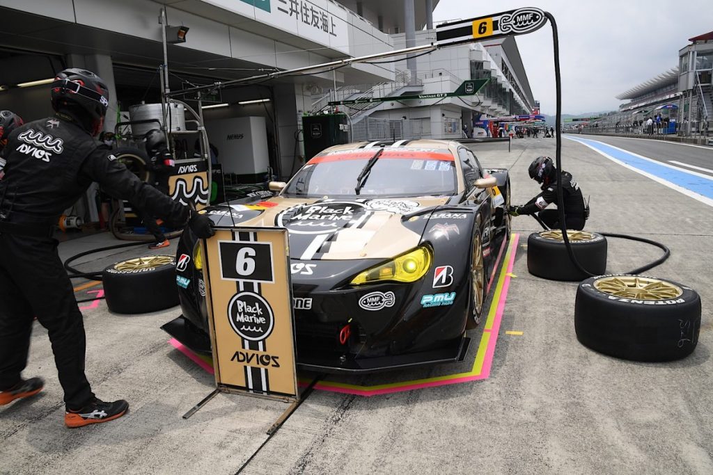ピットレーンでレースカーの整備を行うスタッフを撮影した写真