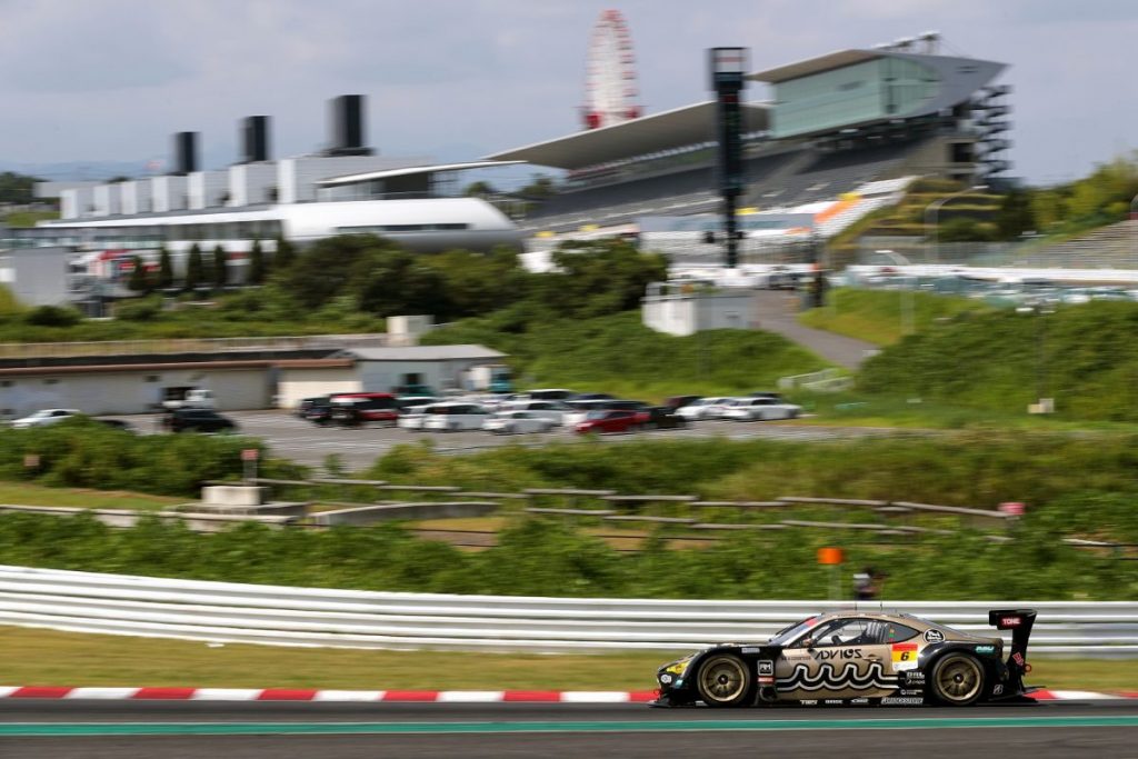 鈴鹿サーキットのコースを走行するADVICSレースカーを遠景から撮影した写真