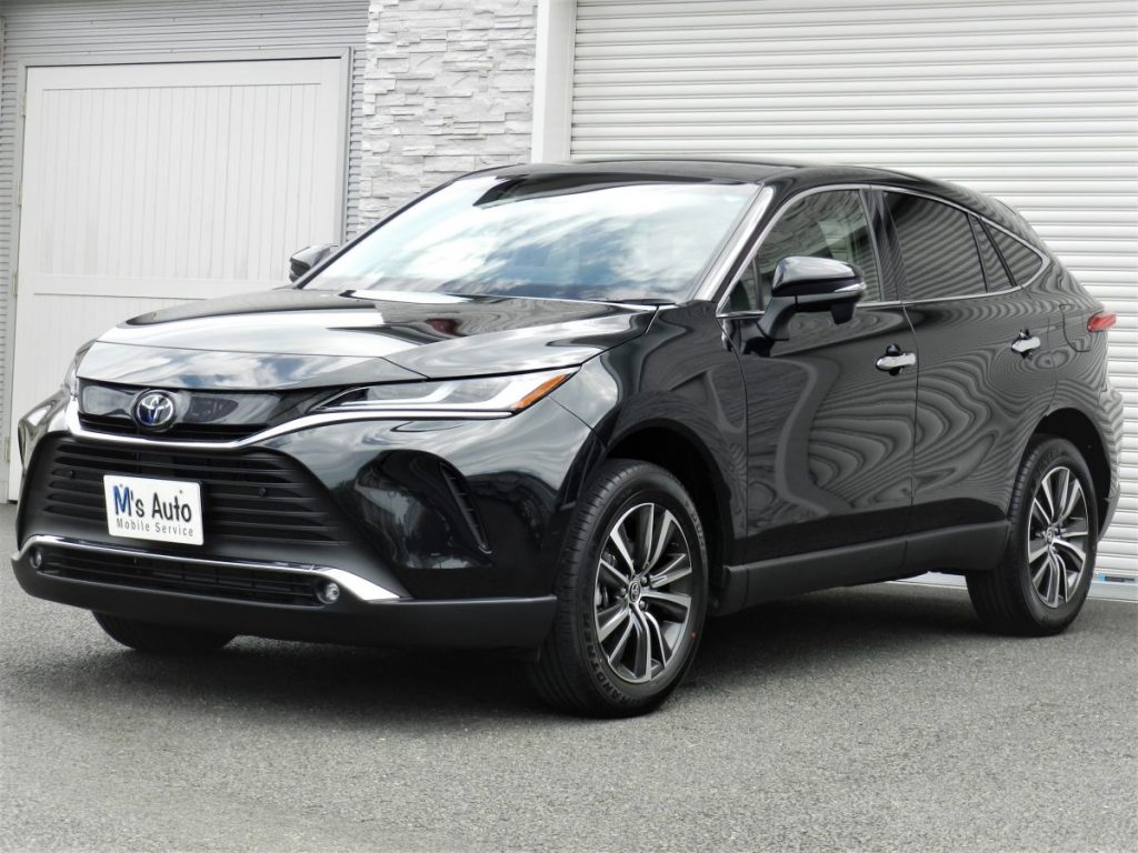 黒い新型トヨタハリアーを斜め前方から撮影した外観写真