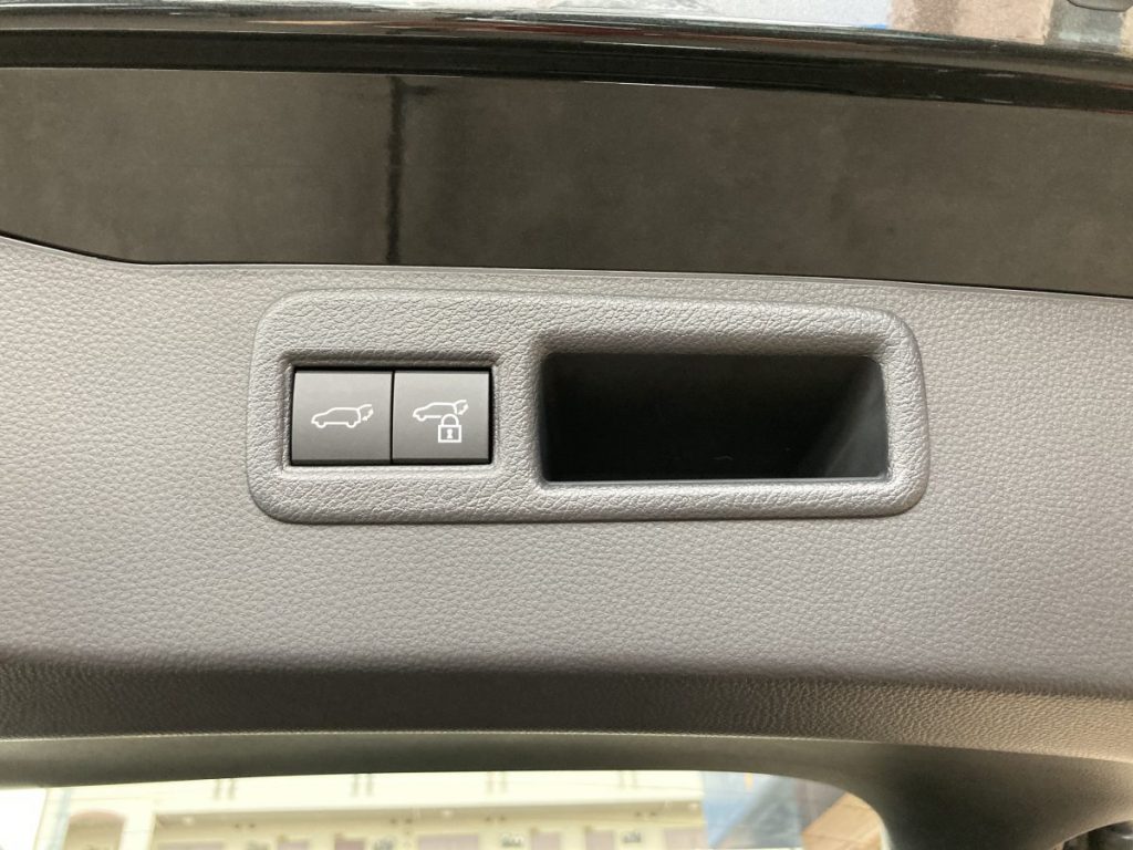 バックドア開閉スイッチをアップで撮影した写真