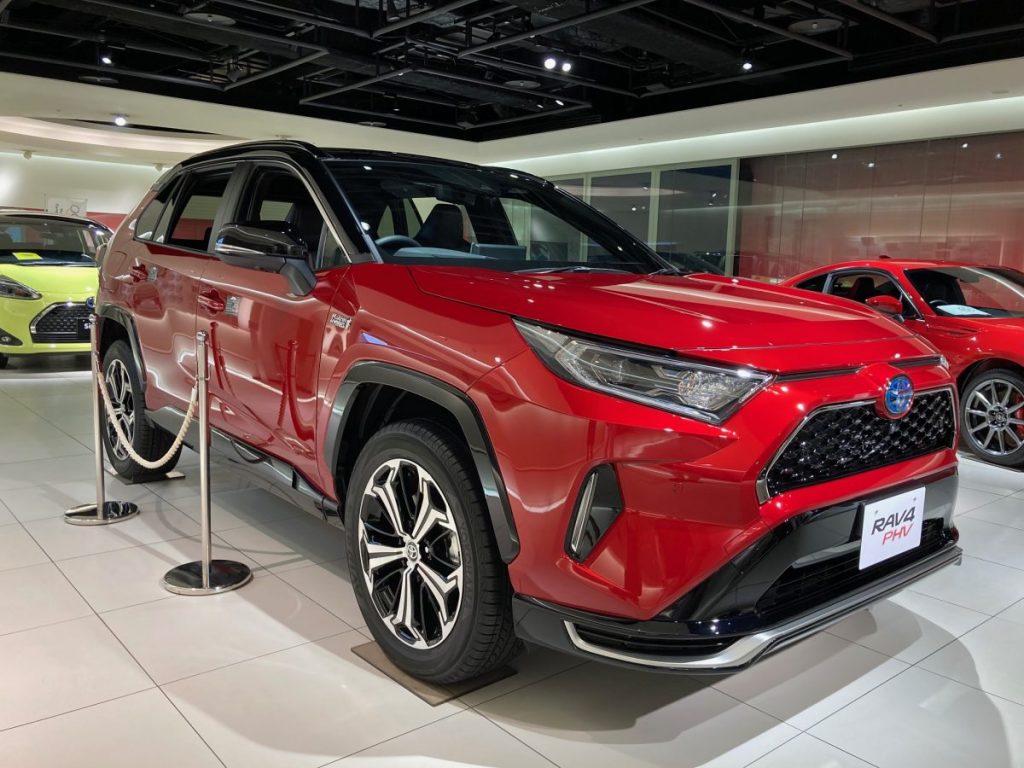 ショールームに展示された赤いRAV4 PHVを斜め前方から撮影した写真