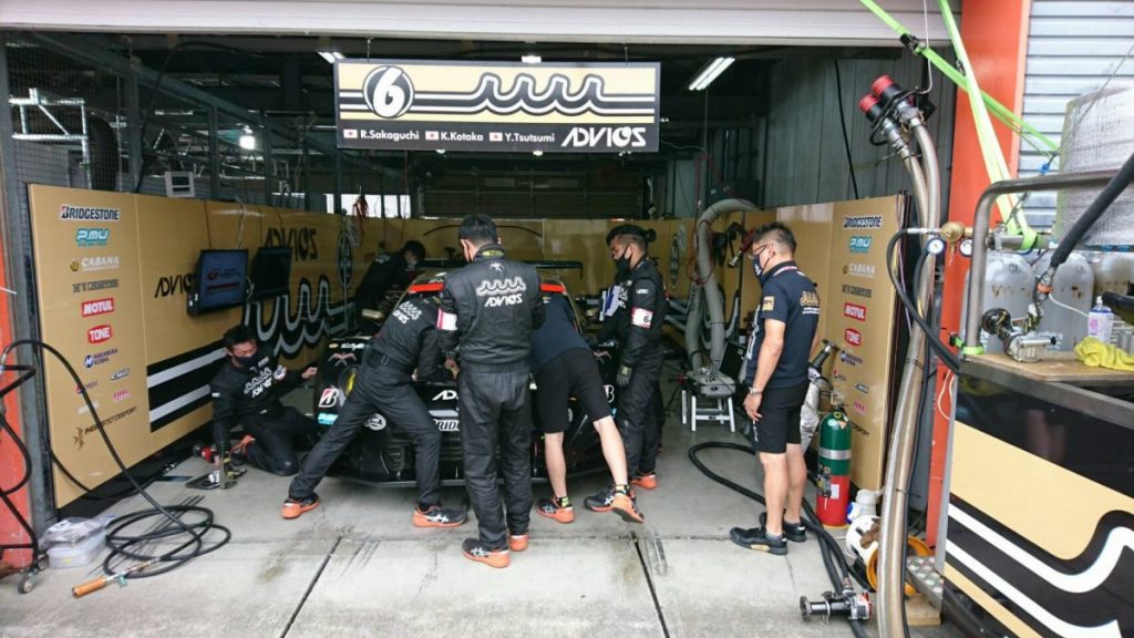 ピットでレースカーを整備するチームスタッフの様子