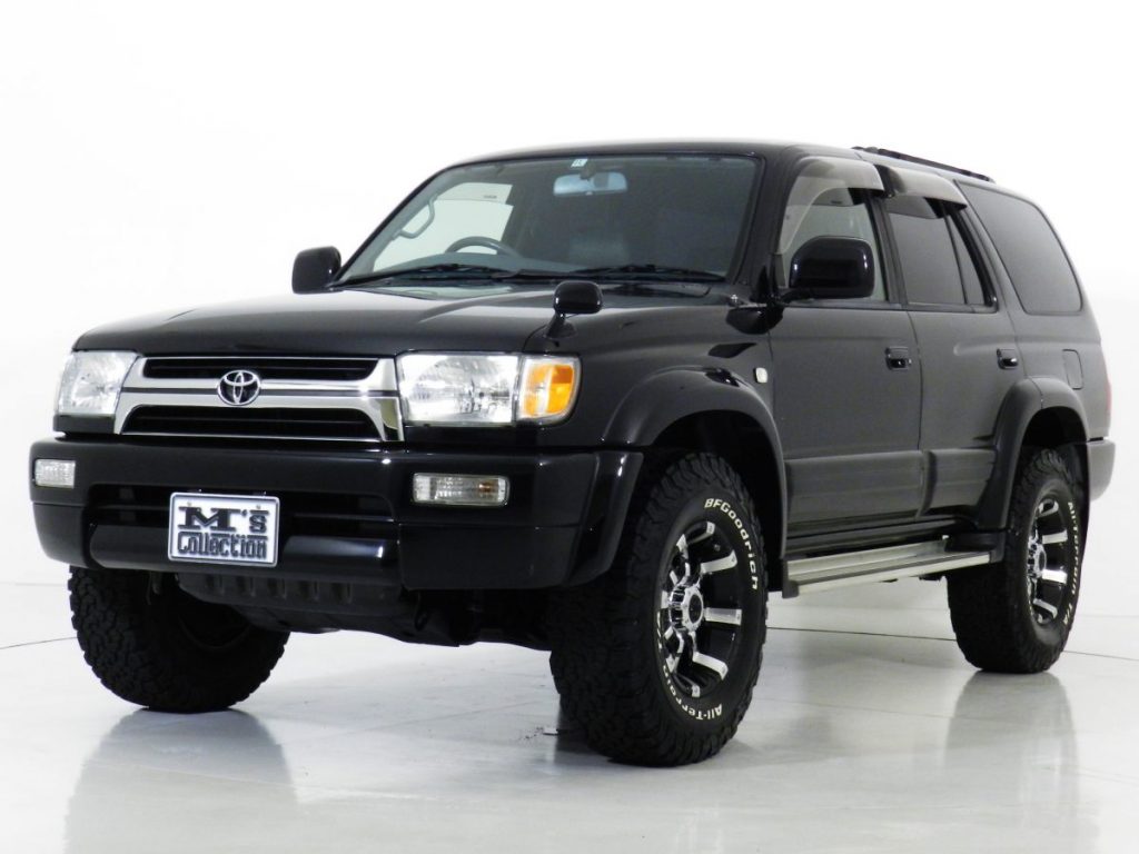 黒とグレーの2トーンサーフをBFGoodrichタイヤ装着で斜め前方から撮影した写真