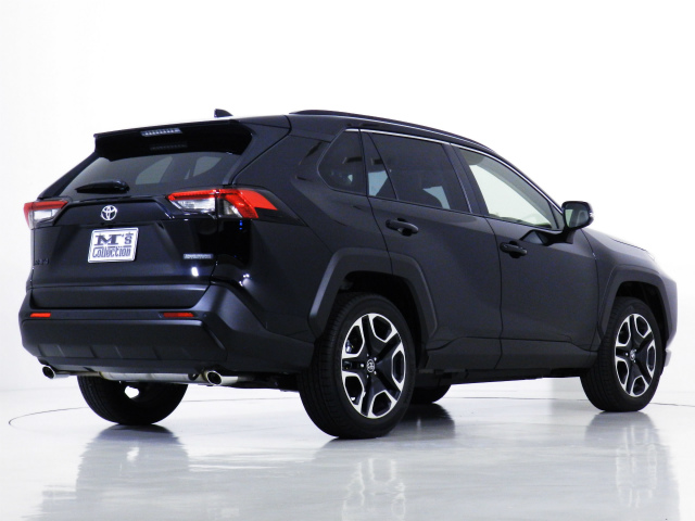 黒いRAV4を斜め後方から撮影した外観写真