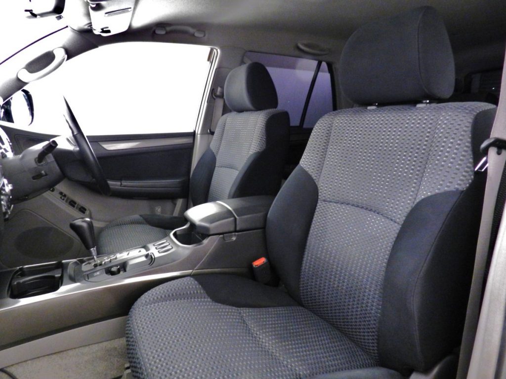 ハイラックスサーフの運転席とシフトレバー周りを撮影した室内写真