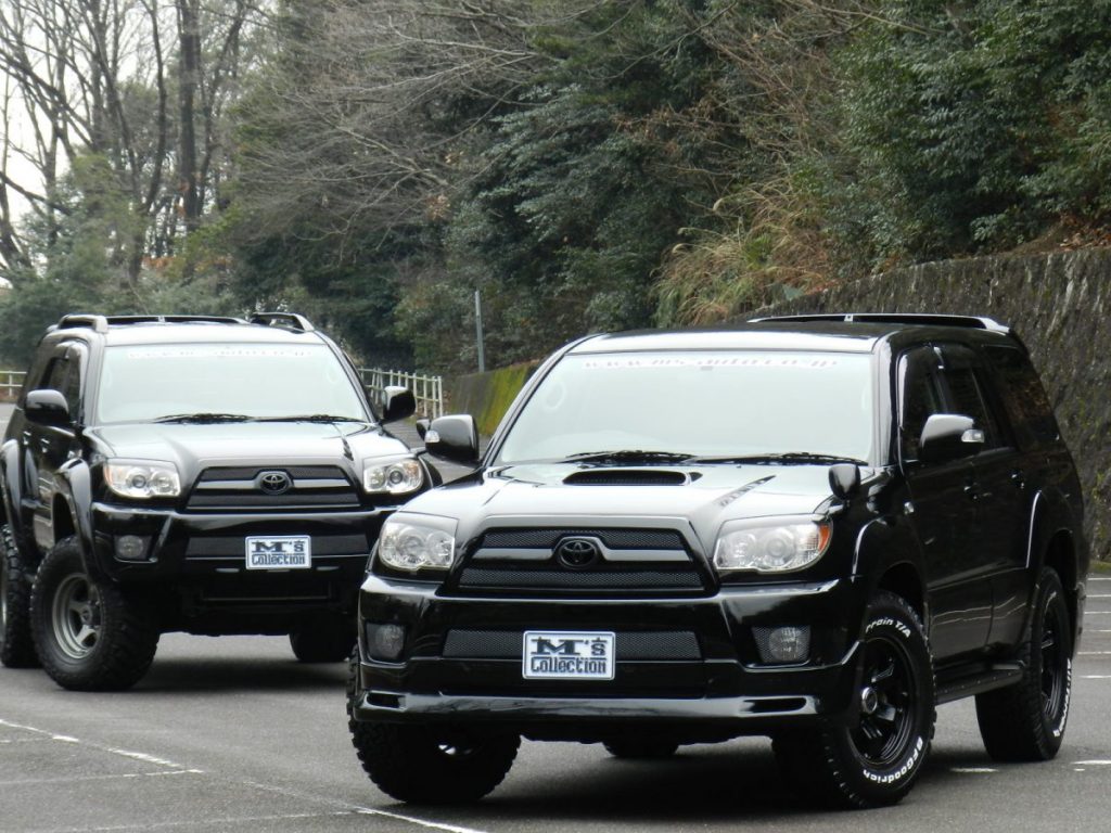 黒いカスタムハイラックスサーフ2台を並べて斜め前方から撮影した写真