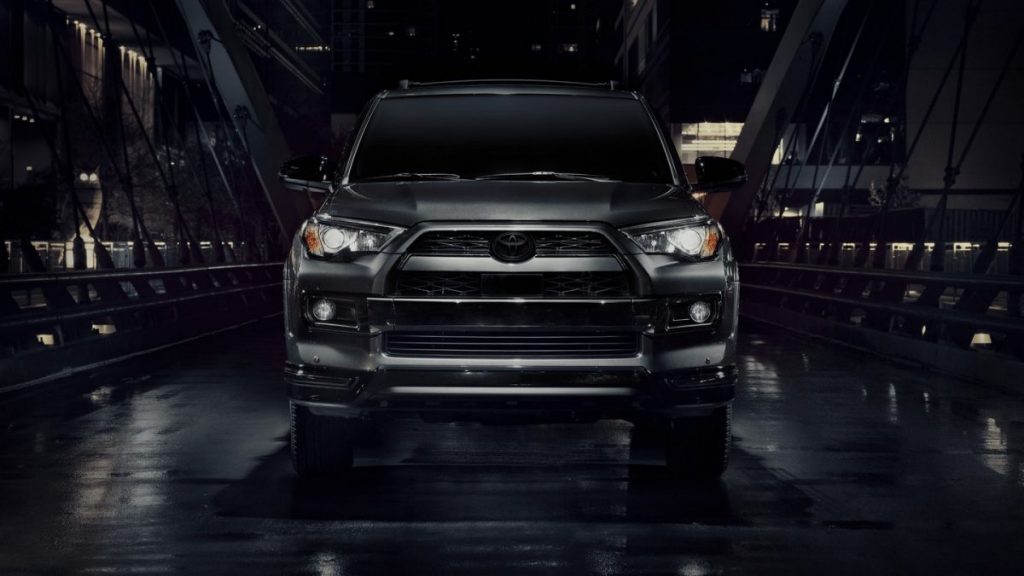 4Runner Nightshade Editionが夜の橋の上に停車している公式画像