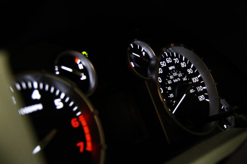 タンドラのマイル表示スピードメーターを暗い車内で撮影した写真