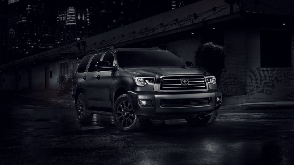 Sequoia Nightshade Editionが夜の街中に停車している公式画像
