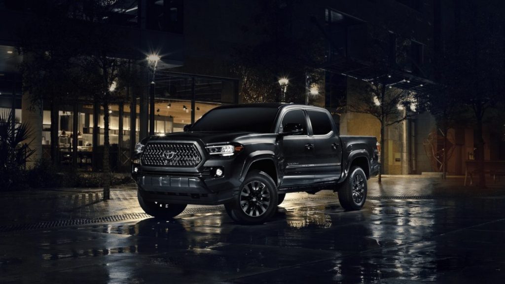 Tacoma Nightshade Editionが夜の街中に停車している公式画像
