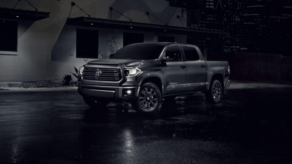 Tundra Nightshade Editionが夜の街中に停車している公式画像