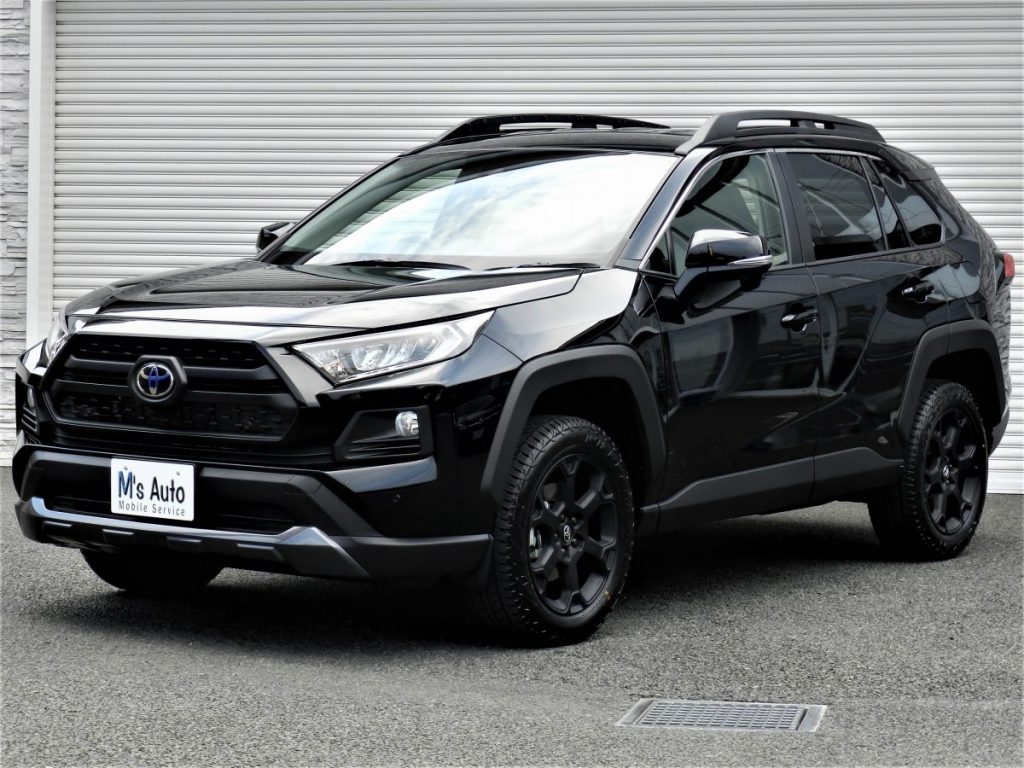 黒いRAV4アドベンチャーを斜め前方から撮影した外観写真