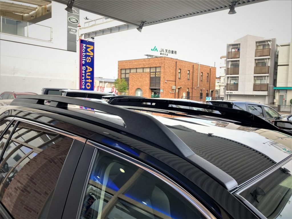 黒いRAV4アドベンチャーを斜め前方から撮影した外観写真