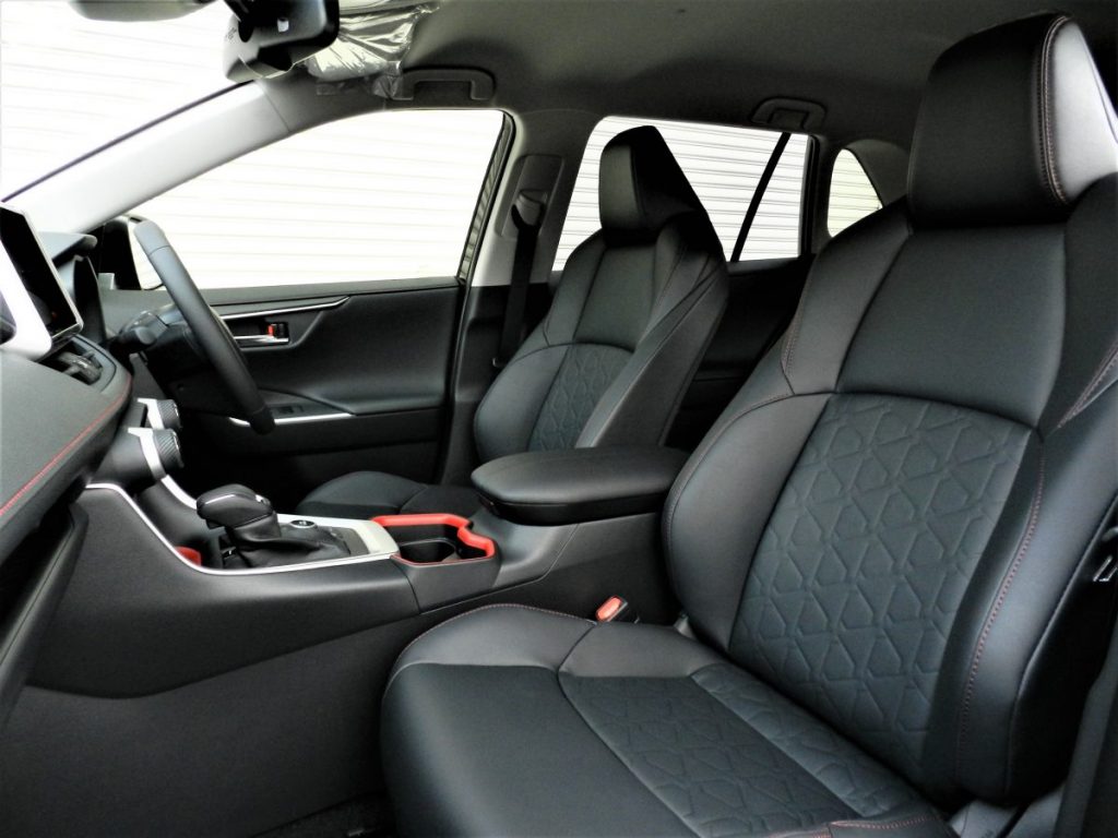 RAV4の運転席と赤いアクセント入りシートを撮影した室内写真