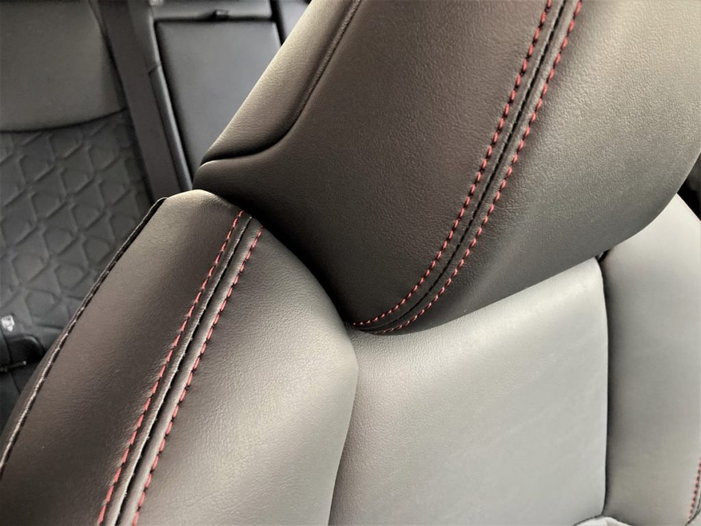 RAV4の赤いステッチ入りシート表面を接写した写真