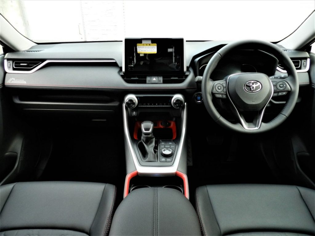 グレーのRAV4のブラックアルミホイールとオフロードタイヤを接写した写真