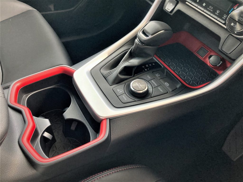 黒いRAV4アドベンチャーを斜め前方から撮影した外観写真