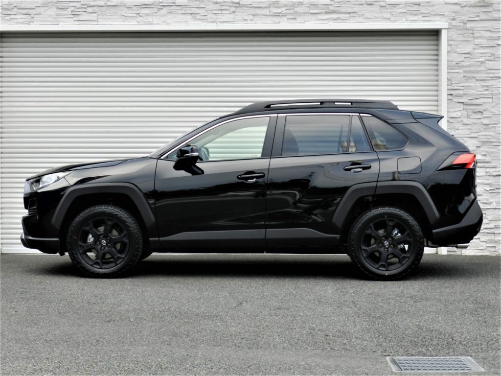 黒いRAV4アドベンチャーを真横から撮影したサイド写真