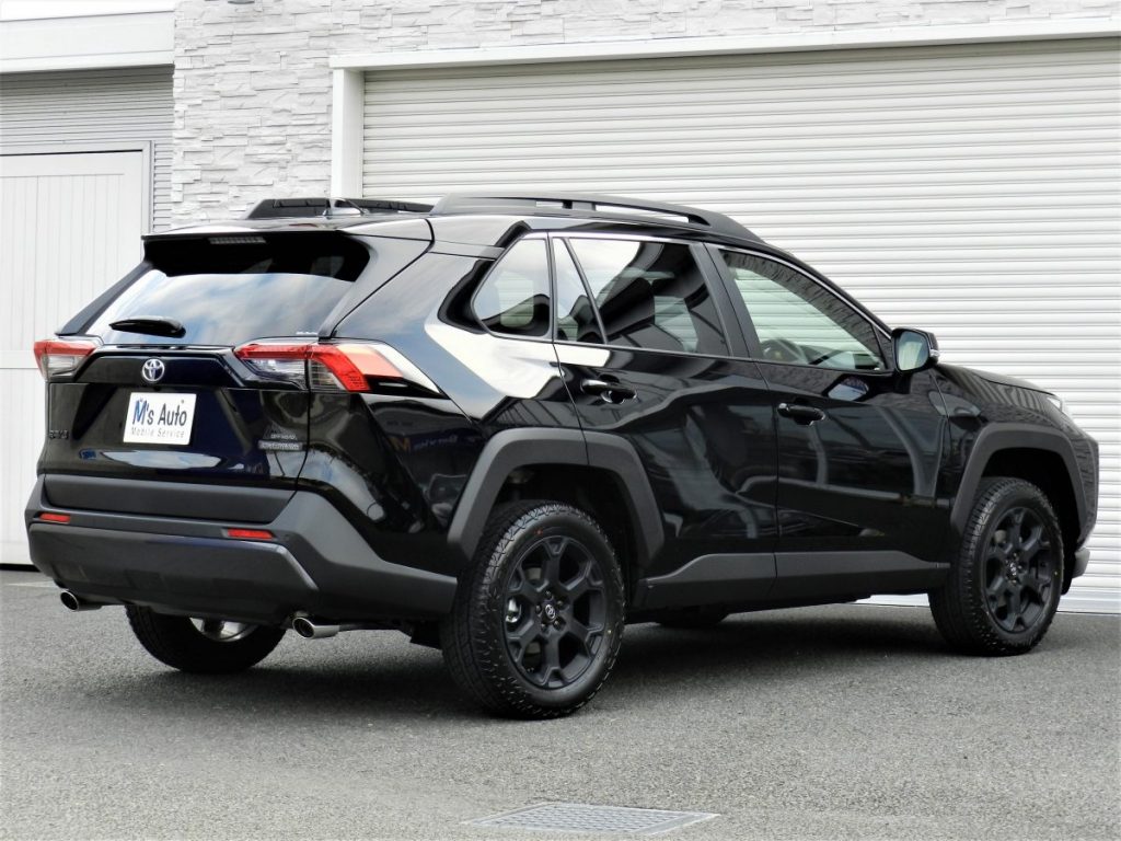 RAV4アドベンチャーを斜め後方から撮影した外観写真
