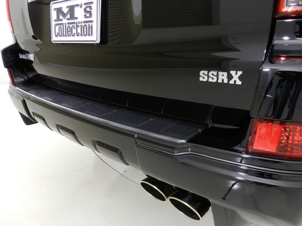 SSRXロゴ入りのリアバンパーとマフラーカッターを接写した写真