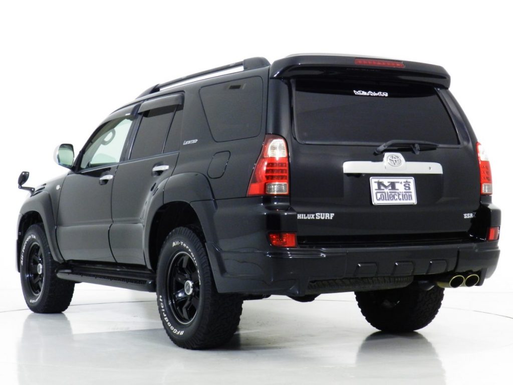 黒いHILUX SURFを斜め後方から撮影した外観写真