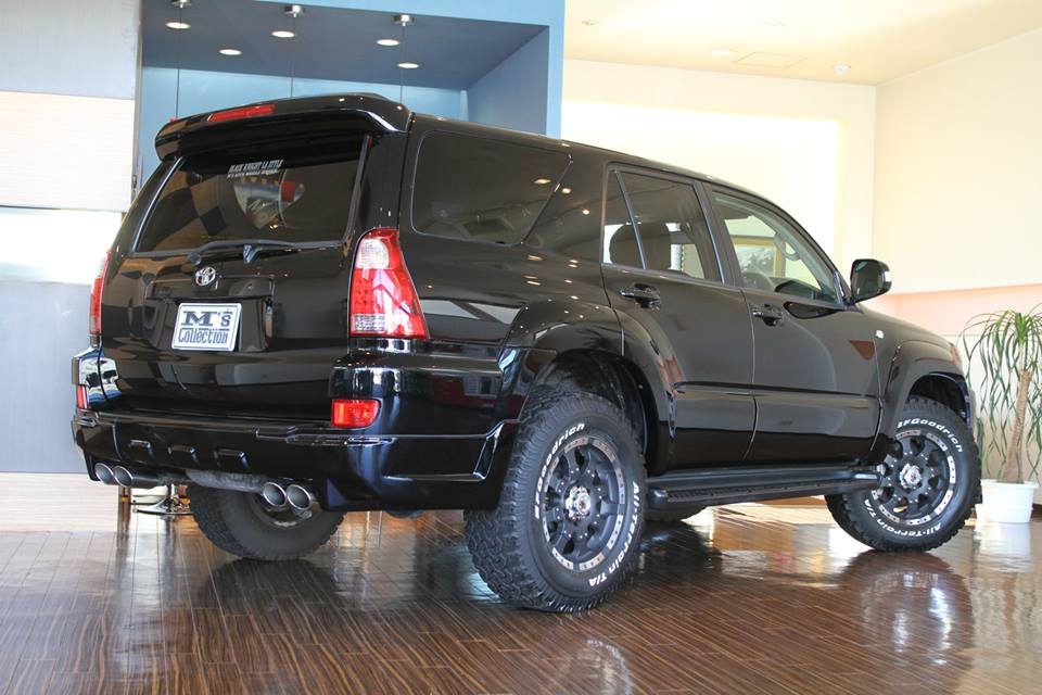 店内展示のカスタムSUV リア斜め外観全体