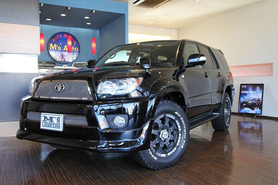 店内に展示されたブラックカスタムSUV フロント斜め外観