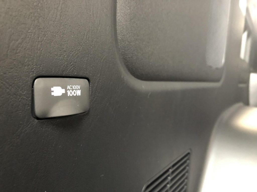 車内に設置されたAC100V電源コンセント
