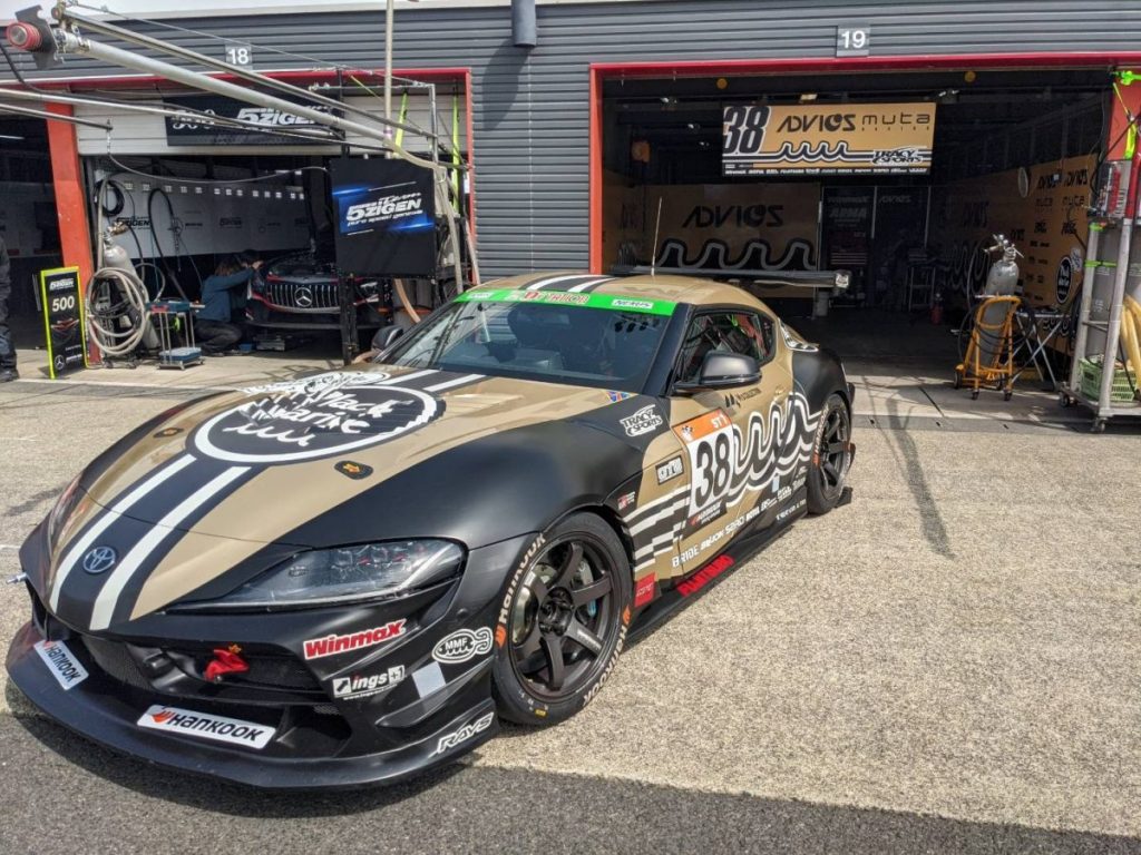 ピット前に停車したゼッケン38番のレースカー フロント外観