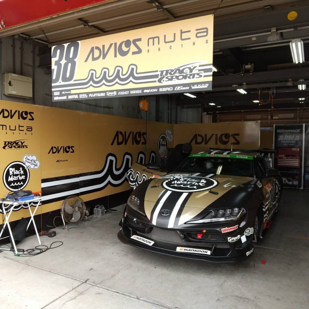 ピットガレージ内に停められたゼッケン38番のレースカー