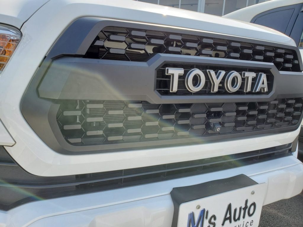 TOYOTAロゴが入ったフロントグリルのクローズアップ