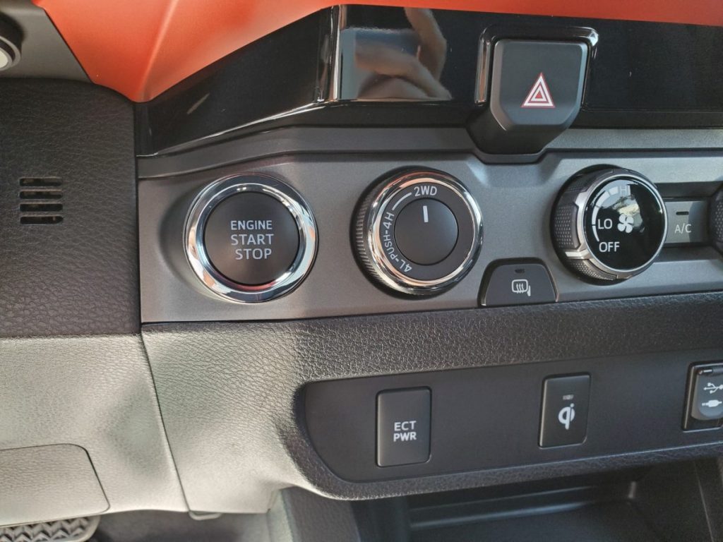 エンジンスタートボタンと4WD切替スイッチのクローズアップ