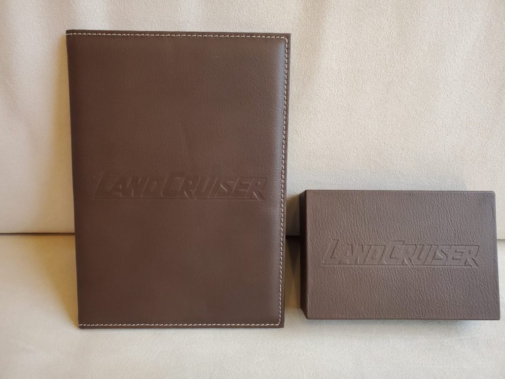 LANDCRUISERロゴが刻印された取扱説明書ケース