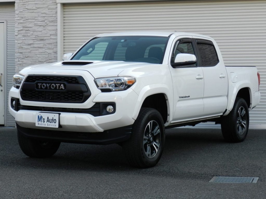USトヨタ タコマ TRD ホワイト フロント斜め外観