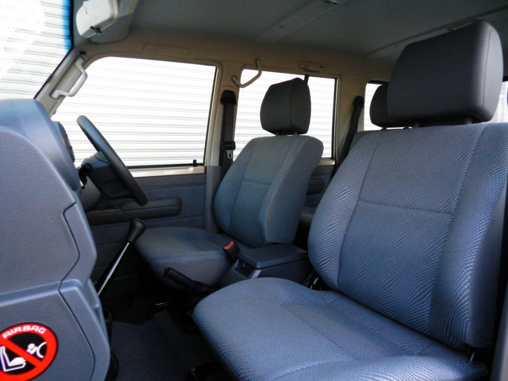 グレーファブリックのフロントシートと運転席周り