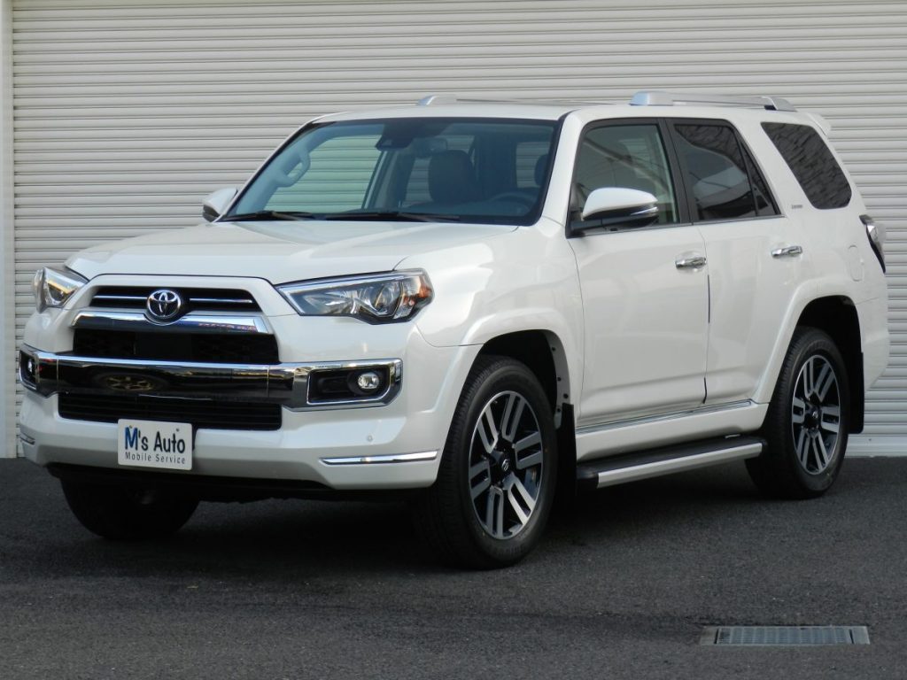 4RUNNER LIMITED ホワイト フロント斜め外観 店舗前にて撮影