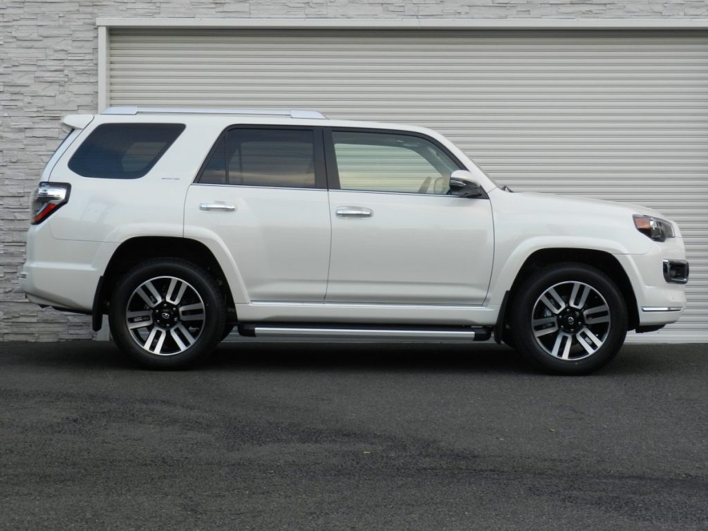 4RUNNER サイドビュー 白いボディとクロームドアハンドル
